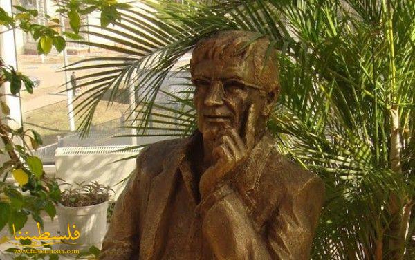 تدشين تمثال للشاعر الفلسطيني محمود دريش في موسكو