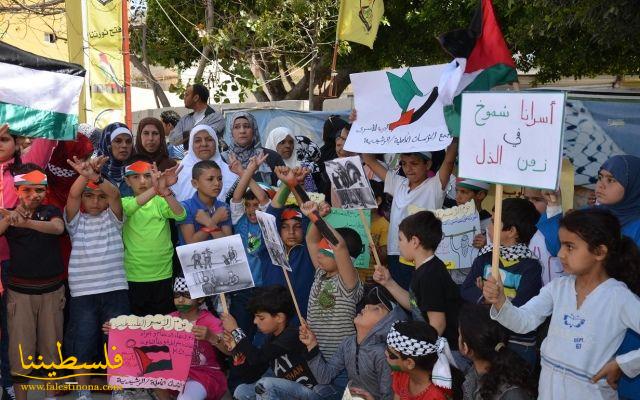 مؤسسات المجتمع المدني في مخيم الرشيدية تنظِّم اعتصامًا تضامنياً مع الأسرى