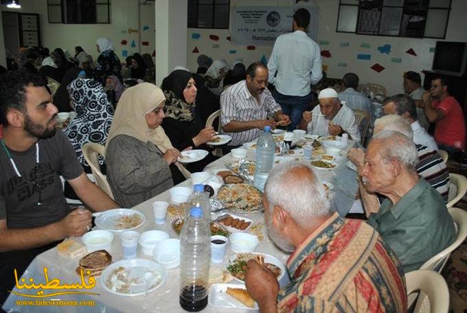 افطار رمضاني للمسنين في مركز الامل للمسنين بعين الحلوة