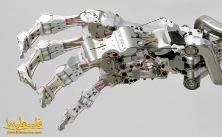 MIT تضيف أصابع روبوتية إلى يد بشرية