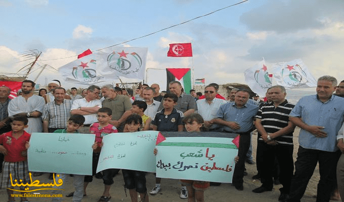 وقفة تضامنية مع غزة على شاطئ مخيم الرشيدية