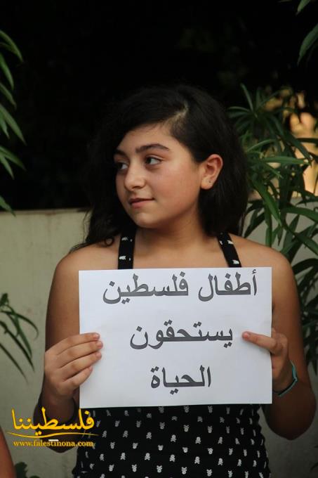 تراتيل دينية وإضاءة شموع لأرواح شهداء غزة في مخيم ضبية في لبنان