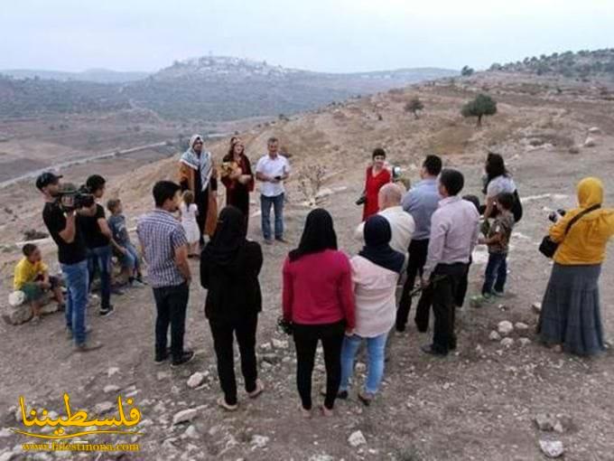 متضامنان اجنبيان يعقدان قرانهما في قرية النبي صالح