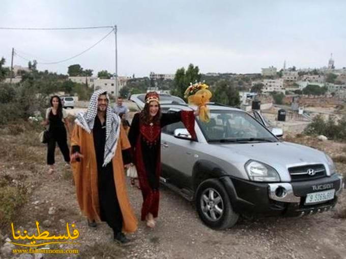 متضامنان اجنبيان يعقدان قرانهما في قرية النبي صالح