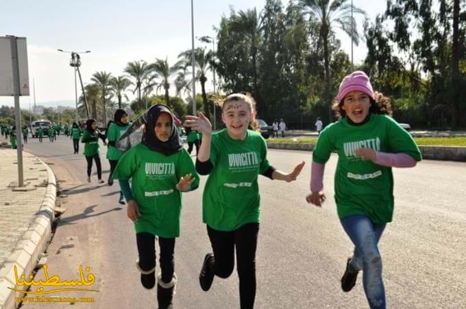 طلاب لبنانيون ولاجئون سوريون وفلسطينيون يركضون من أجل السلام وحقوق الإنسان