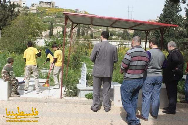 حملة تنظيف مقابر مخيم عين الحلوة بمبادرة من مؤسسة الاشبال والفتوة