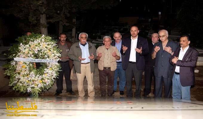 مساعد المفوض شعث يزور مقبرة الشهداء في بيروت