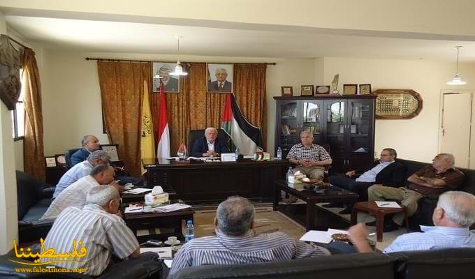 أبو العردات يعقد اجتماعاً طارئاً في مكتبه بمخيم المية ومية