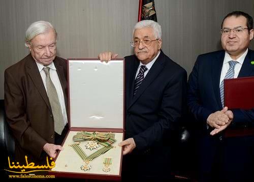 الرئيس يمنح المؤرخ الفلسطيني وليد الخالدي وسام نجمة الشرف