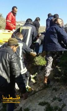 الدفاع المدني يخلي مواطن سقط في حفرة مياه شمال رام الله