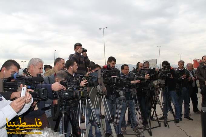 خلية الأزمة لمواجهة قرارات الأونروا تعقد مؤتمراً صحفياً أمام مكتب لبنان الإقليمي
