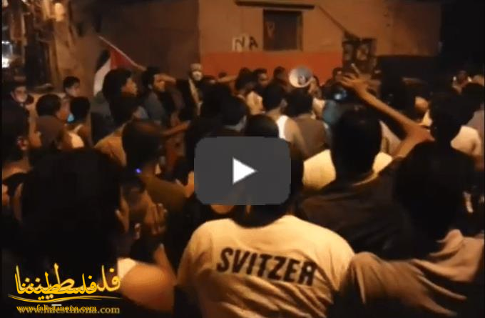 فيديو... مسيرة ليلية حاشدة في مخيم الرشيدية ...