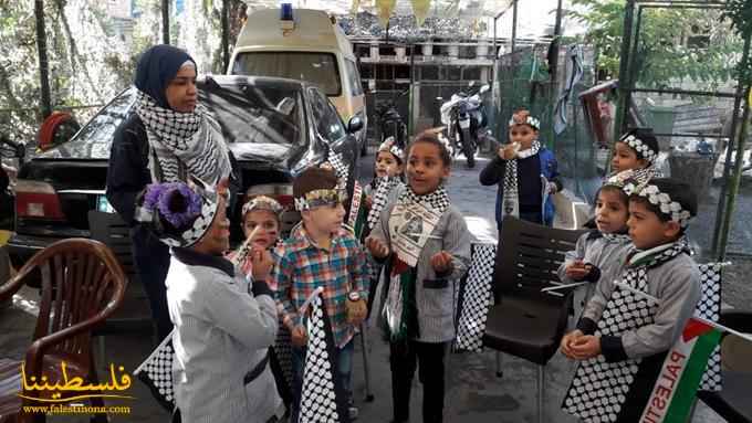 نبيلة برير تُحيي ذكرى استشهاد ياسر عرفات بتوزيع الحلوى في عين الحلوة