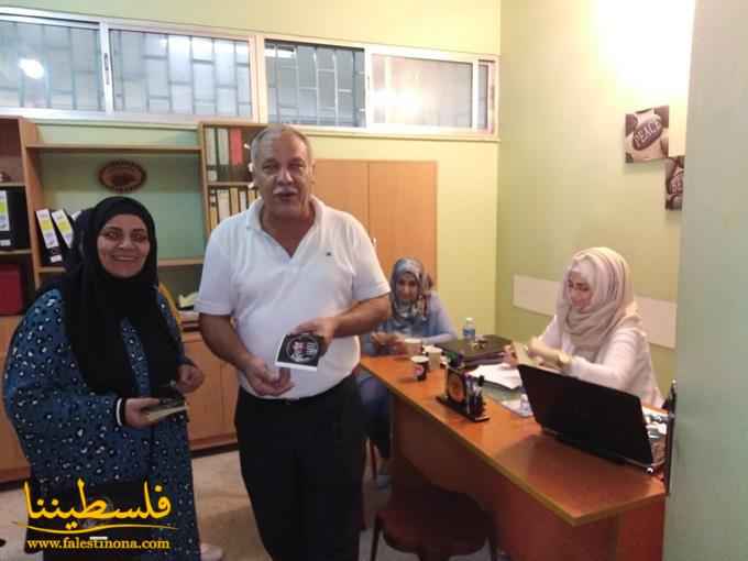 مكتب المرأة الحركي في الشَّمال يوزِّع الحلوى عن روح الشَّهيد الرَّمز ياسر عرفات