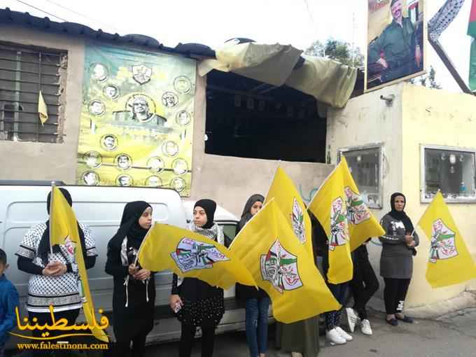 حاجز محبة لحركة "فتح" على مدخل مخيَّم البرج الشمالي إحياءً لذكرى عرفات