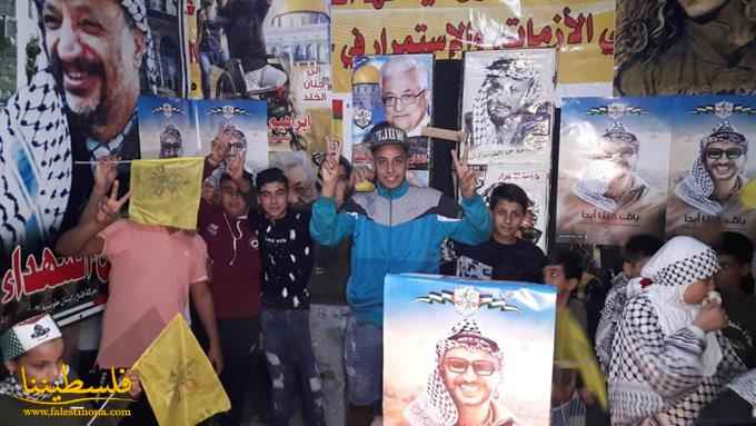 حركة "فتح" في تجمع الشَّبريحا تنظِّم مسيرة شموع في ذكرى استشهاد ياسر عرفات
