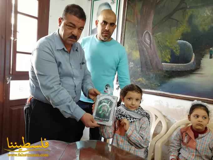 رياض الأطفال تزور مقر شعبة البارد في ذكرى استشهاد ياسر عرفات