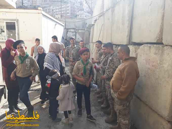 حركة "فتح" توّزع الورود على عناصر وضباط الجيش اللبناني على حاجزي مخيم عين الحلوة والمية ومية
