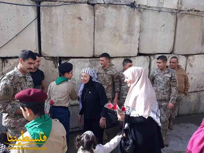 حركة "فتح" توّزع الورود على عناصر وضباط الجيش اللبناني على حاجزي مخيم عين الحلوة والمية ومية