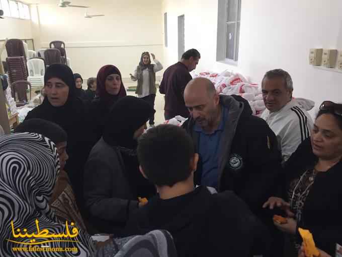 الاتحاد العام للمرأة الفلسطينية يوزِّع اللّحوم على أهالي مخيّم الميّة وميّة