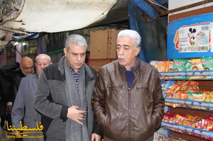 مستشار الرئيس محمود عباس يجول في مخيمات بيروت