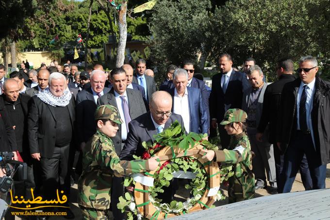 الحمد الله يضع إكليل زهور على النصب التذكاري لشهداء الثورة الفلسطينية في بيروت