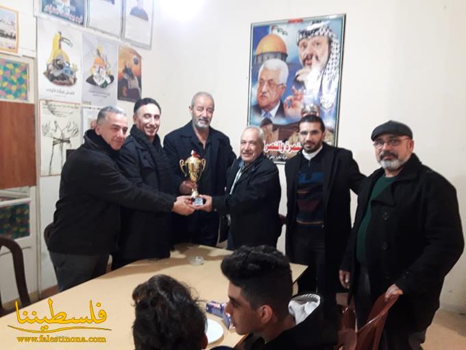 نادي العودة يُهدي كأس الانطلاقة الـ54 لقيادة حركة "فتح" - شعبة إقليم الخروب