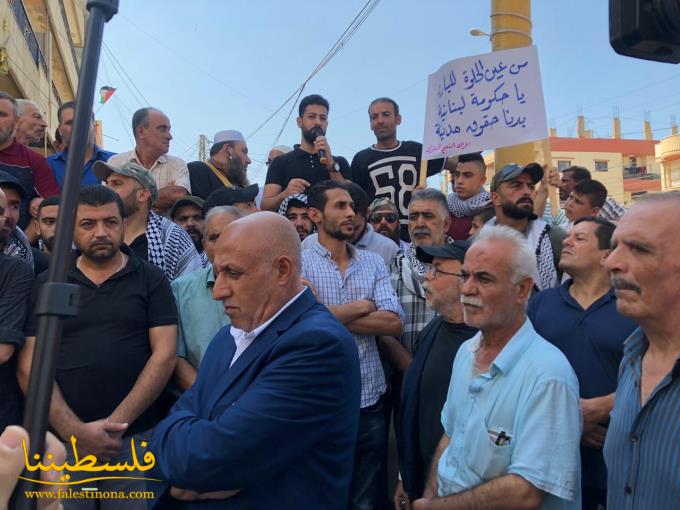 وقفةٌ احتجاجيّةٌ في مخيّم نهر البارد رفضًا لقرار وزارة العمل اللبنانية بحقِّ عمّالنا