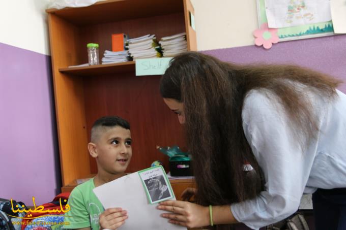 فريق "الياسر" والمكتب الطلابي الحركي يُقدّمان هدايا لابتدائية رام الله في شاتيلا