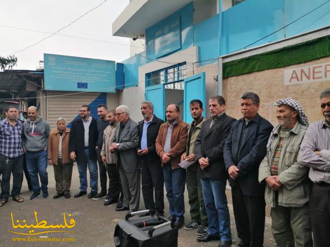 اللجان الشعبية تعتصم أمام مكتب "الأونروا" في عين الحلوة مُطالَبةً بإغاثة عاجلة لأهل المخيّمات في لبنان
