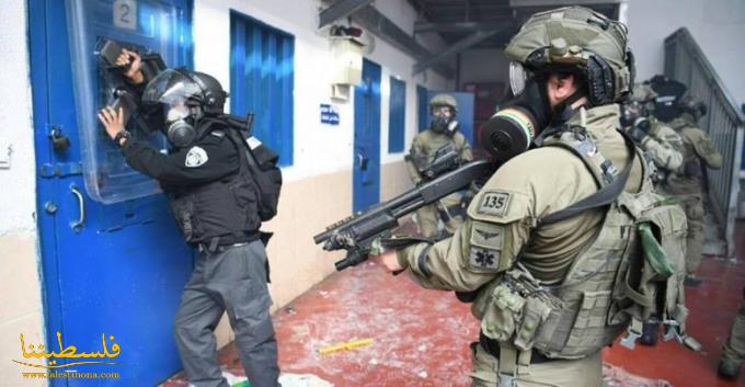 قوات القمع تقتحم قسم (3) في سجن "ريمون" وتنقل عددا من الأسرى