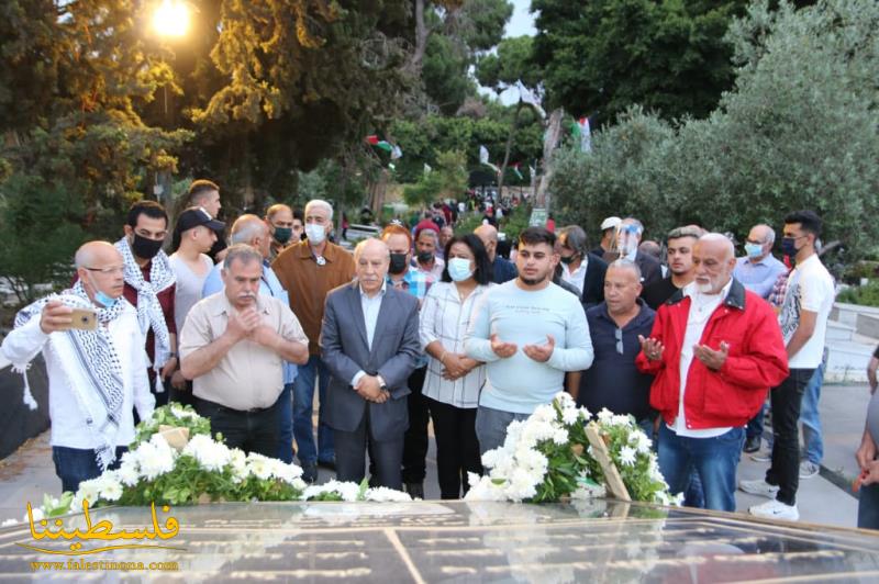 أكاليل الورد تكلّل أضرحة مقابر الشهداء في بيروت صبيحة عيد الفطر السعيد