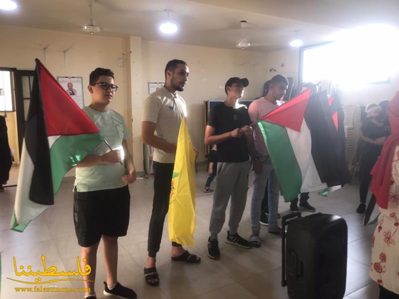 المكتب الطلابي الحركي ينظّم وقفةً تضامنيةً مع سيادة الرئيس محمود عبّاس في مخيّم الجليل