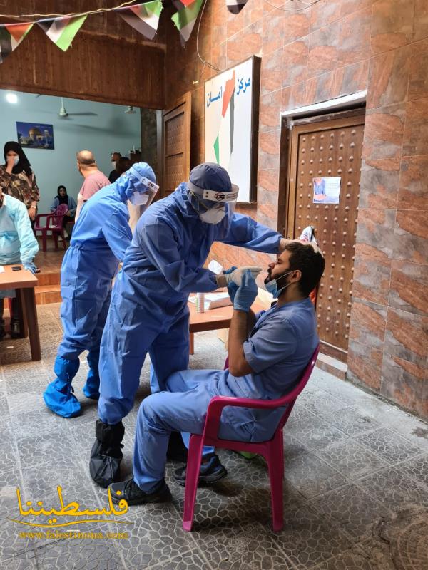 طاقم طبي من مستشفى الهمشري يجري فحوصات ال "PCR" لبعض المخالطين في مخيم برج البراجنة