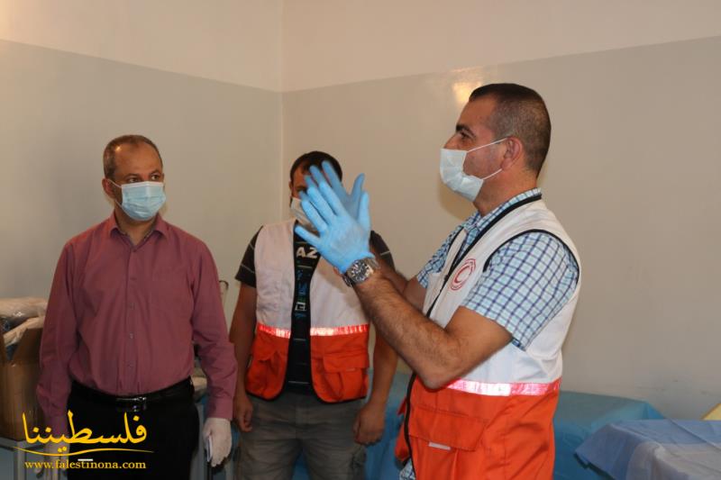 الهلال الأحمر الفلسطيني يجري فحوصات ال (PCR) لمخالطين أشخاص مصابين بفيروس كورونا في مخيم "الجليل"