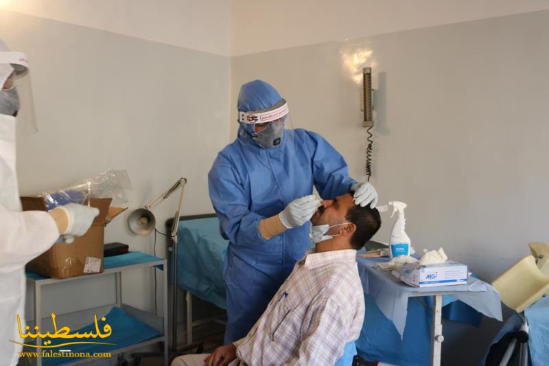 الهلال الأحمر الفلسطيني يجري فحوصات ال (PCR) لمخالطين أشخاص مصابين بفيروس كورونا في مخيم "الجليل"