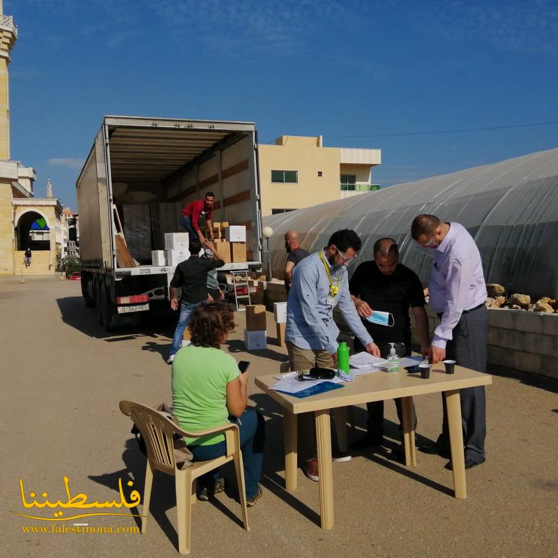 الصليب الأحمر الدولي ودائرة الشباب في سفارة دولة فلسطين توزعان طرودًا غذائية إلى العائلات الفلسطينية المُهجّرة من سوريا