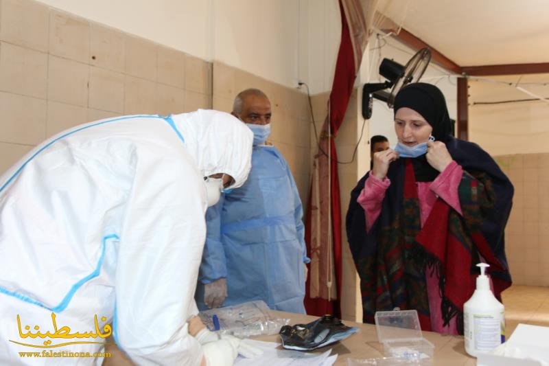 فريق وحدة الكورونا في مستشفى الهمشري يجري فحوصات في مخيم مارالياس في بيروت