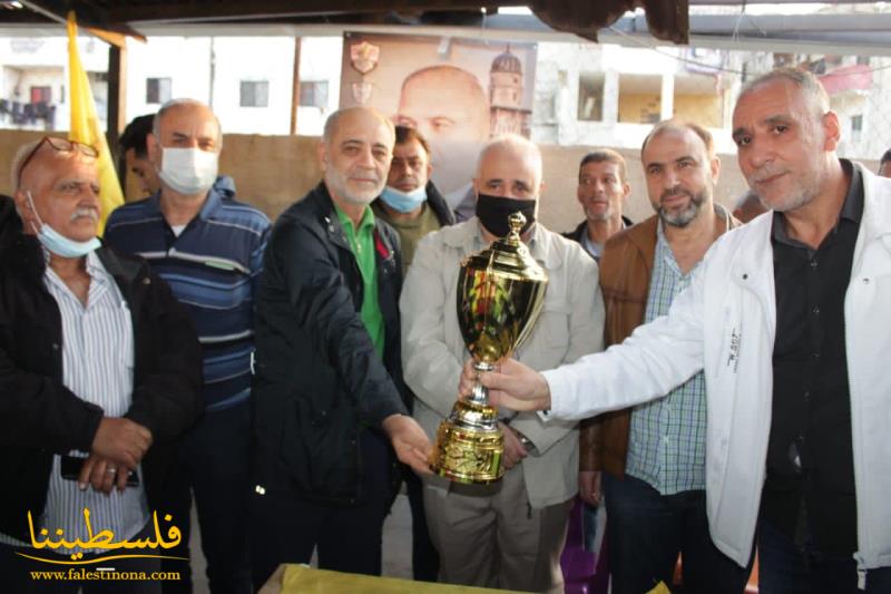 "عيلبون" و"الشباب الفلسطيني العربي" يهديان كأس الشهيد القائد معين شبايطة إلى عائلته