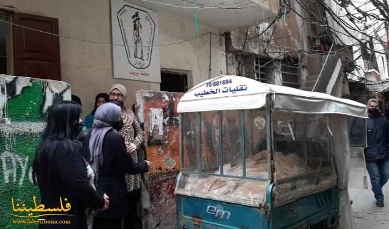 اتحاد المرأة يوزّع دفعةً جديدةً من ربطات الخبز على العائلات المتعفّفة في مخيّم شاتيلا