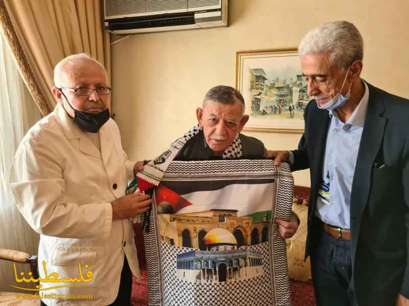 قيادة حركة "فتح" في بيروت تكرّم سفير دولة فلسطين في الصين سابقاً زكريا عبد الرحيم
