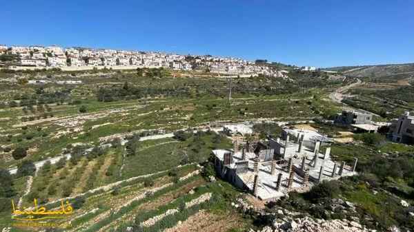 الاحتلال يخطر بوقف العمل في مسجد وثلاثة منازل غرب بيت لحم