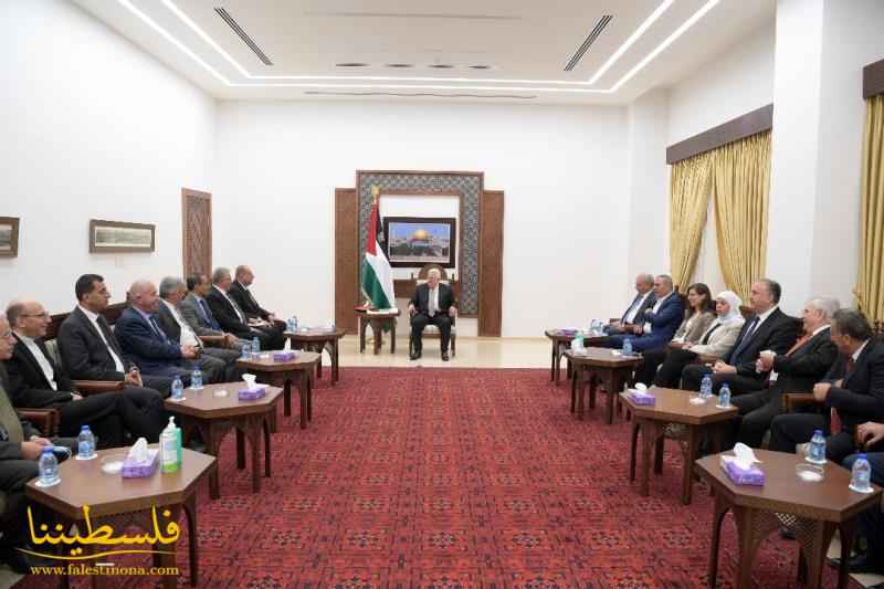 السيد الرئيس يستقبل رؤساء الجامعات الفلسطينية في المحافظات الش...
