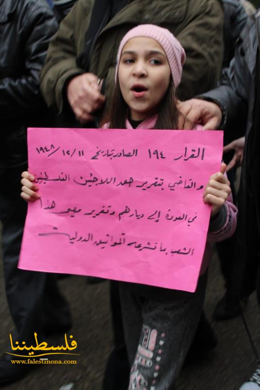 يوم غضب للنازحين الفلسطينيين من سوريا أمام مقر الأونروا في بيروت