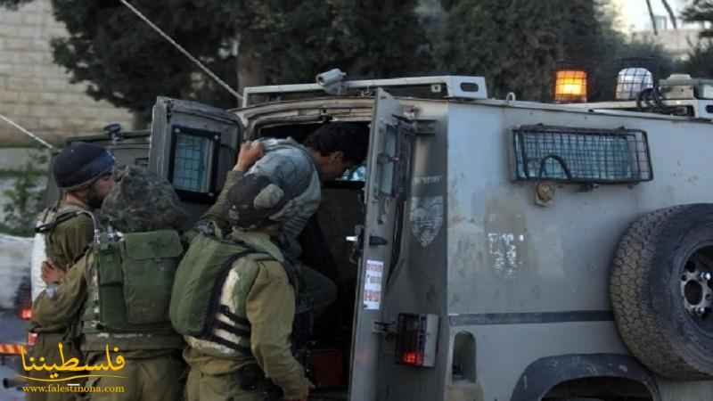 الاحتلال يعتقل مواطنين في الخليل