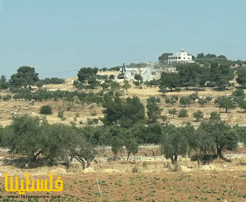 الاحتلال يهدم منزلًا ويجرف أراضي مزروعة شرق الخليل