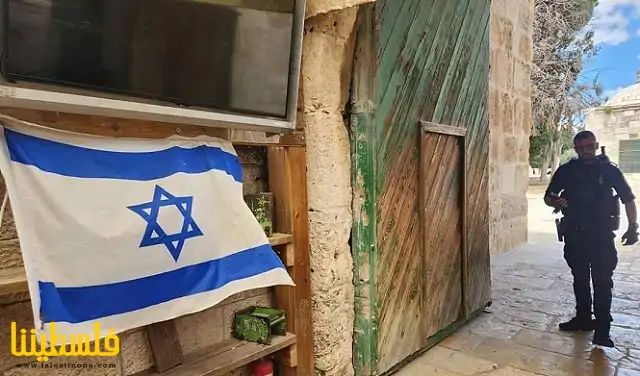 مستوطنون يرفعون علم إسرائيل خلال اقتحامهم للأقصى