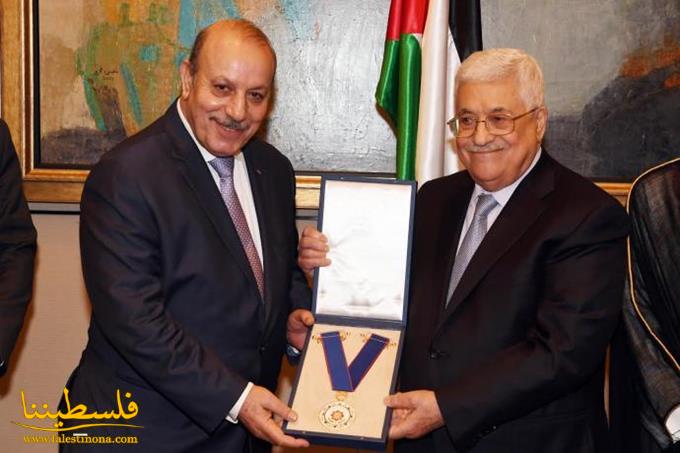الرئيس يمنح سفير فلسطين لدى البحرين ميدالية الاستحقاق والتميز ...