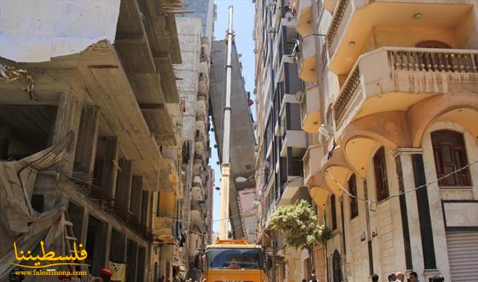 "الأزاريطة" المائل.. انهيار غريب لبرج سكني شمالي مصر