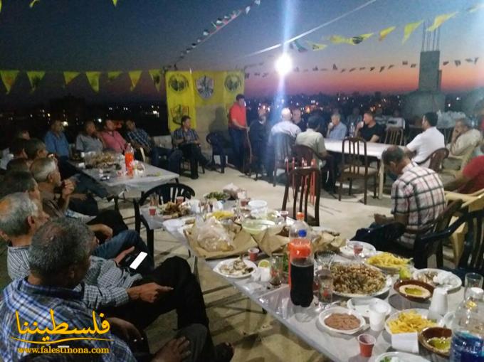 مأدبة إفطار لكوادر حركة "فتح" في دارة فادي الرجا في مخيَّم البرج الشمالي